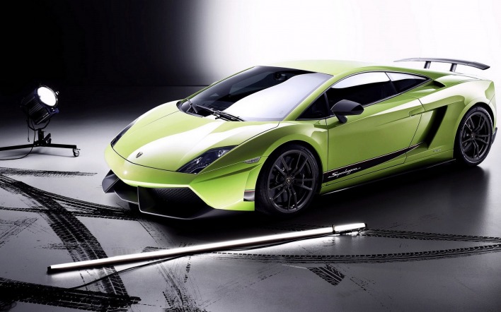 Lamborghini Ламборгини Зеленая Следы