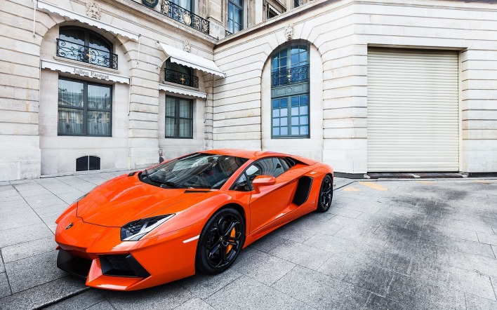 оранжевый автомобиль Lamborghini aventador