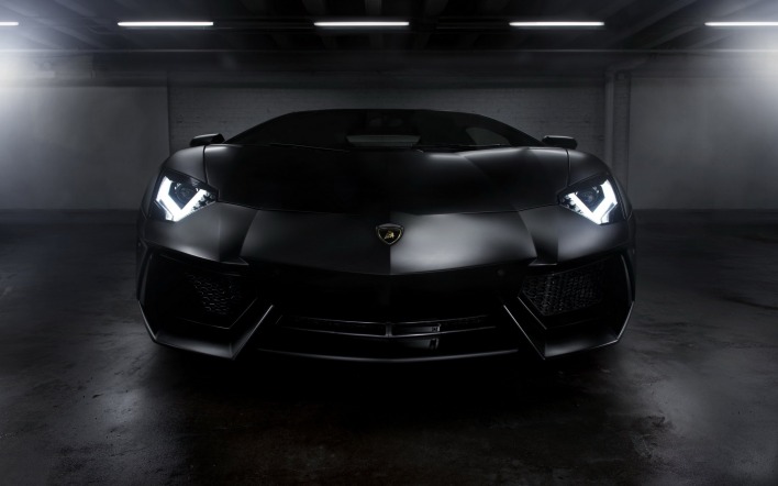 черный автомобиль Lamborghini Aventador фары