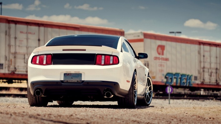белый автомобиль Ford Mustang