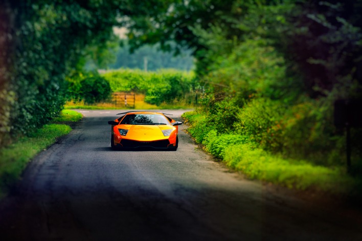 желтый спортивный автомобиль Lamborghini