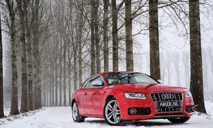 красный автомобиль Audi