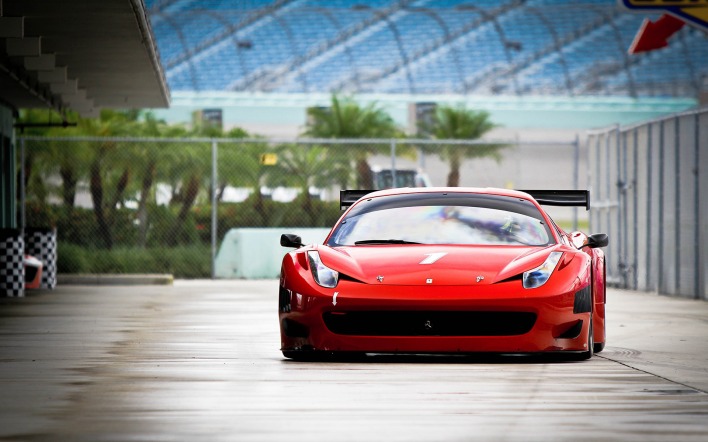 красный спортивный автомобиль Ferrari 458