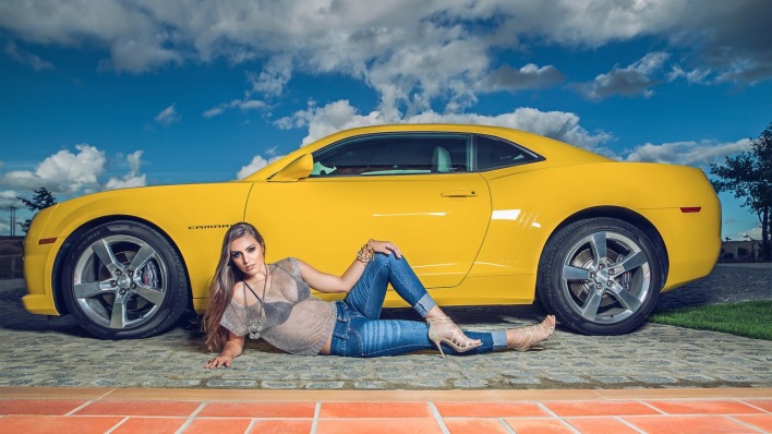 желтый автомобиль девушка