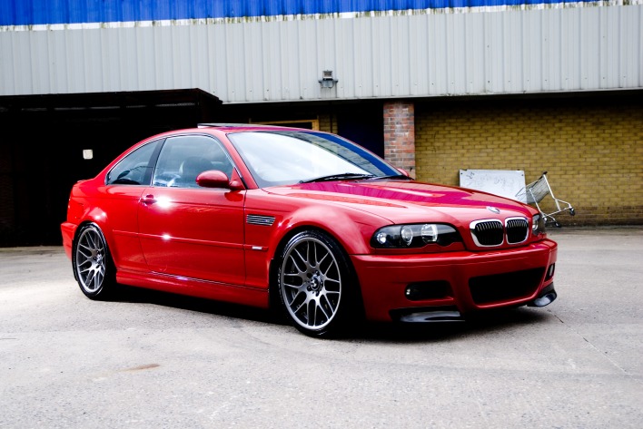 красный автомобиль BMW M3