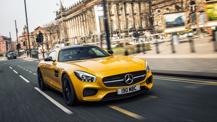 спортивный автомобиль желтый Mercedes-Benz