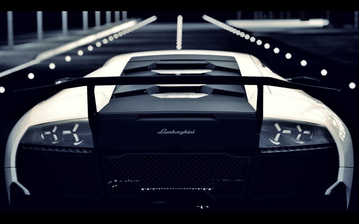 спортивный автомобиль белый Lamborghini