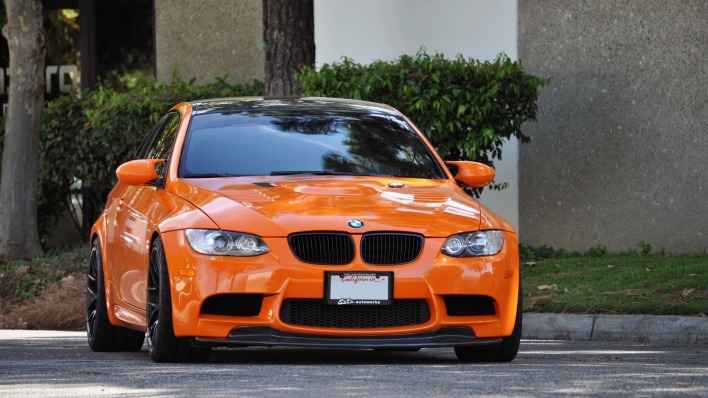 оранжевый автомобиль