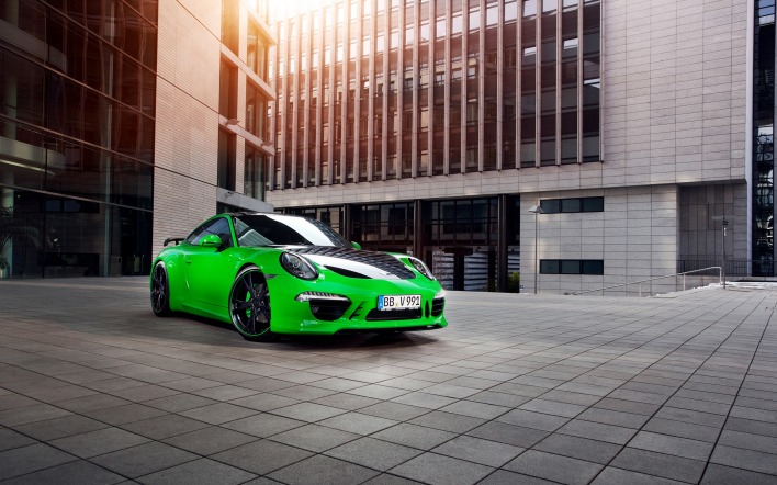 спортивный автомобиль зеленый porsche 911 carrera 4s