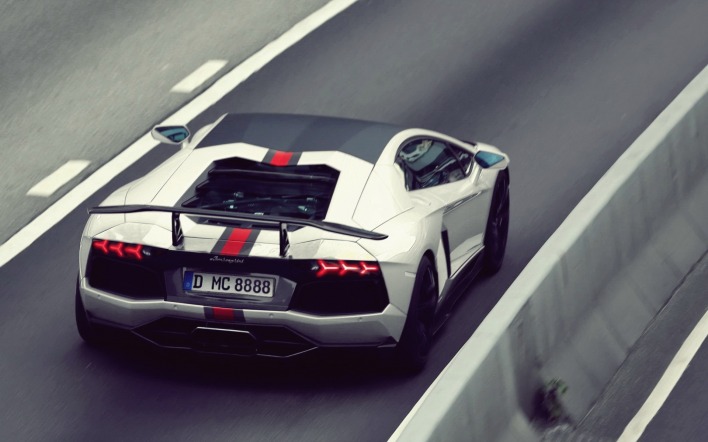 Lamborghini Aventador дорога