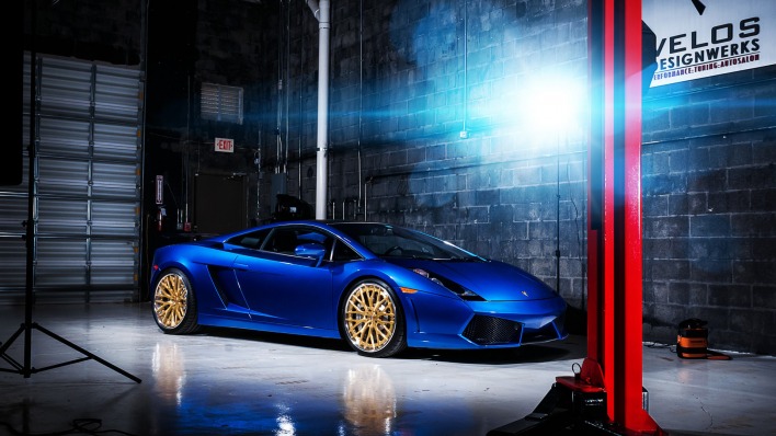 Lamborghini синяя парковка