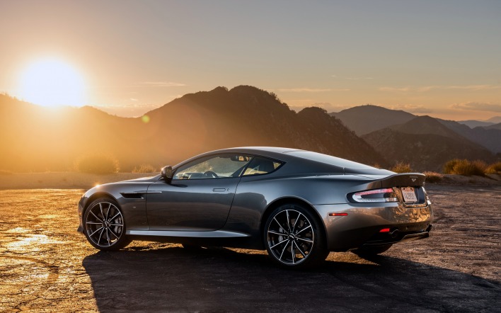 Aston Martin закат горы