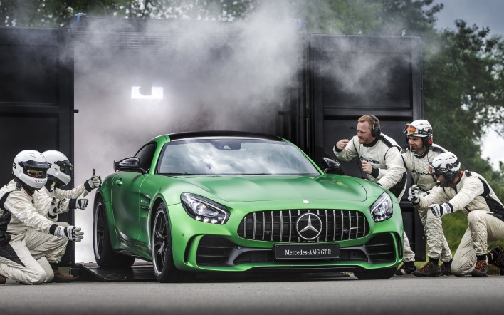 Mercedes-Benz тест-драйв гараж дым