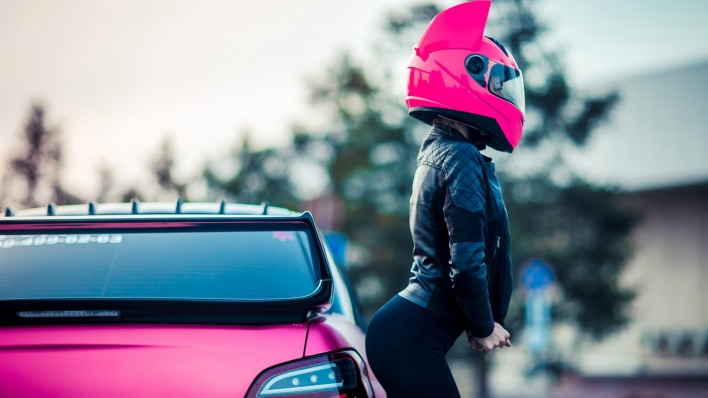 девушка шлем автомобиль розовый