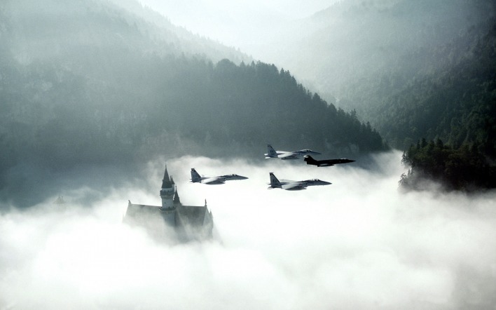 Истребители над замком и туманом
