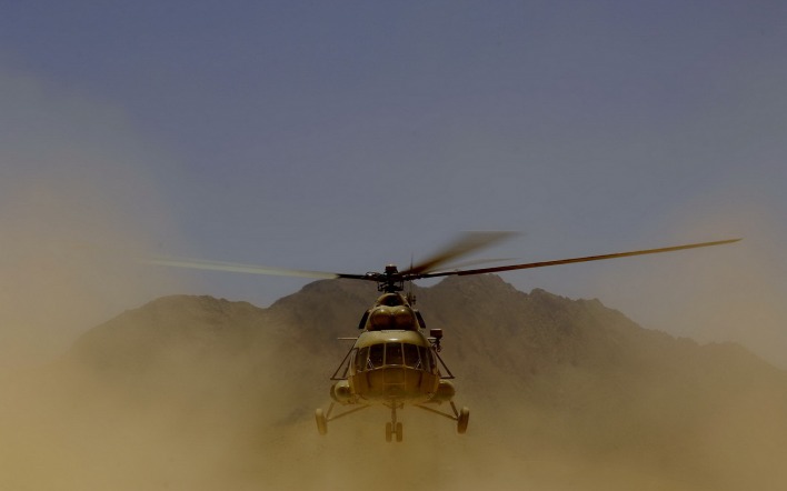Вертолет над пустыней