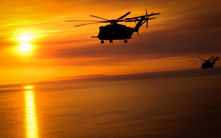 вертолет солнечный закат море