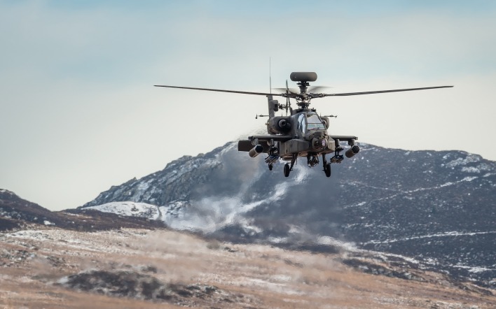 вертолет апач полет горы