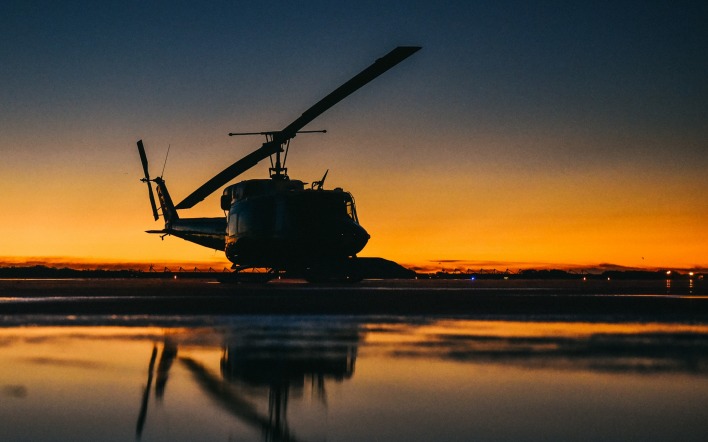 вертолет аэродром на закате отражение