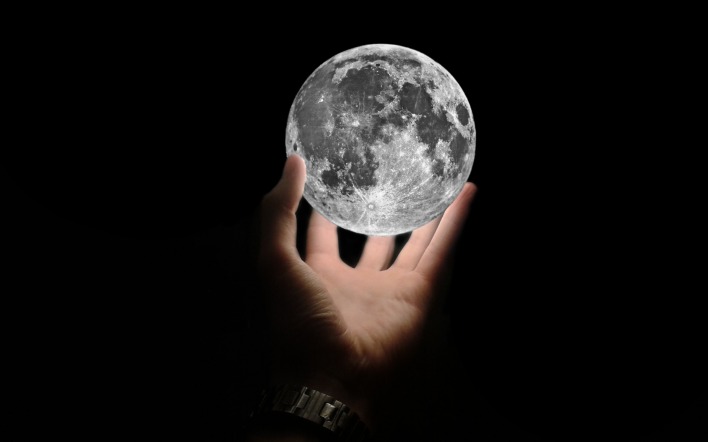 Светящаяся луна в руке