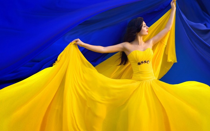 Девушка синий желтый платье