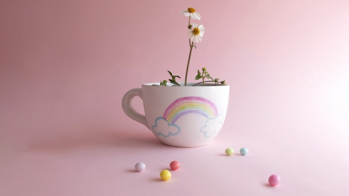 чашка конфеты ромашка креатив розовый фон
