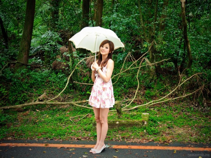 Девушка в лесу с зонтиком