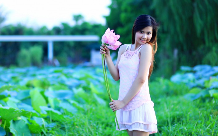 Девченка с цветком