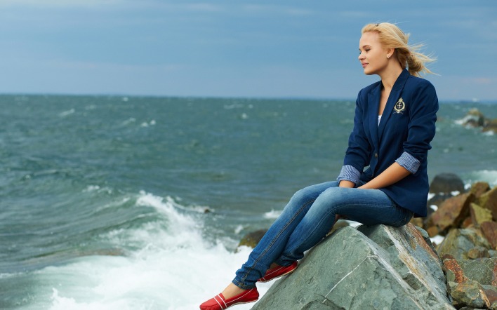 Задумчивая девушка на фоне моря