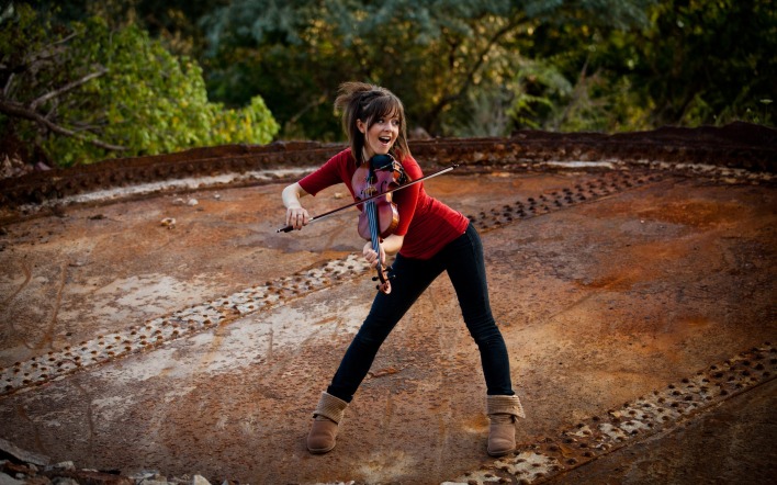 Веселая девушка со скрипкой (Lindsey Stirling)