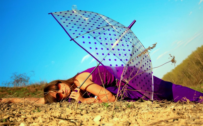 Девушка на земле с зонтиком
