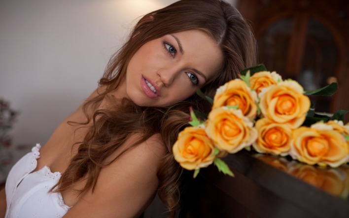 Девушка с букетом желтых роз