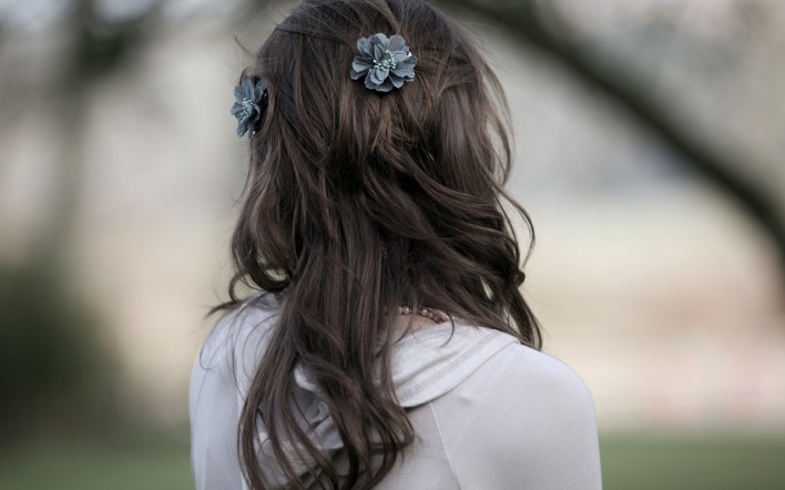 Волосы с цветками