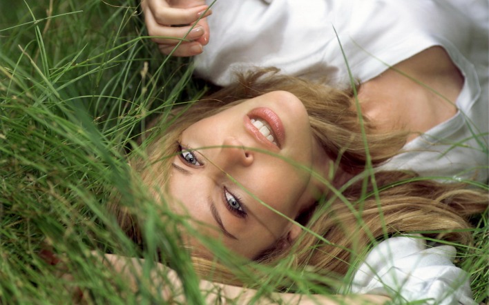 девушка в траве