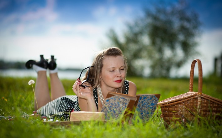девушка с книжкой на лужайке