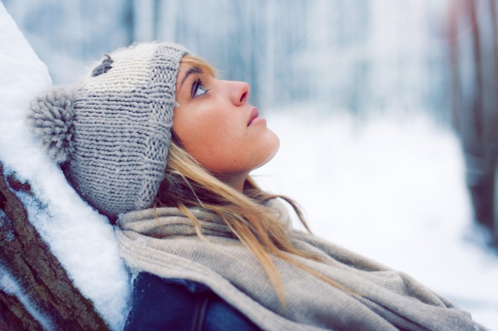 Девушка взгляд зима шапка дерево