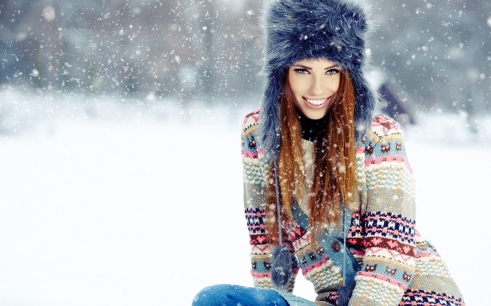 чарующая девушка в снегу