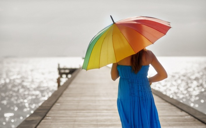 Девушка с зонтиком на пристани