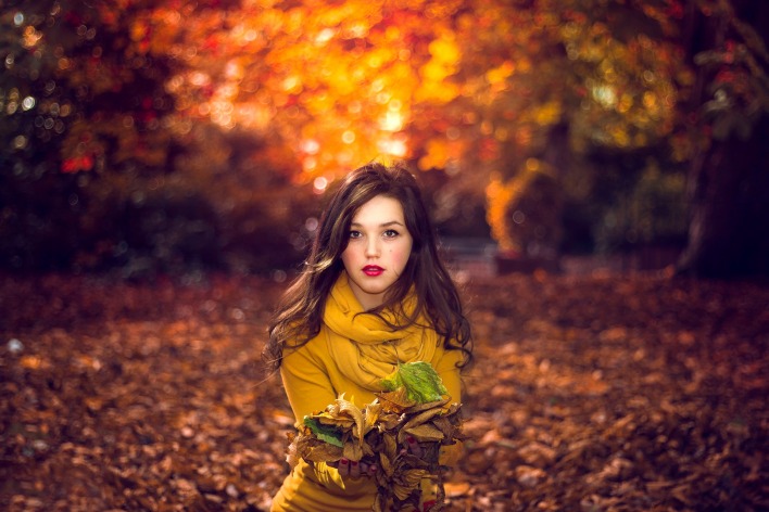 Девушка брюнетка осень с листьями