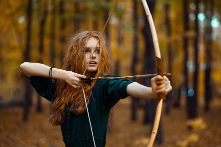 Девушка рыжая лук стрелок