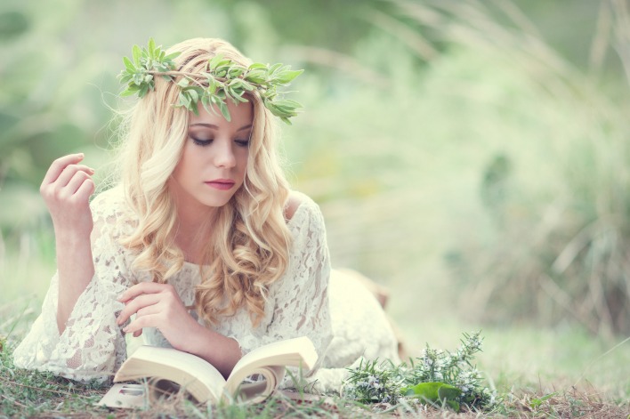 девушка книга природа блондинка белое платье