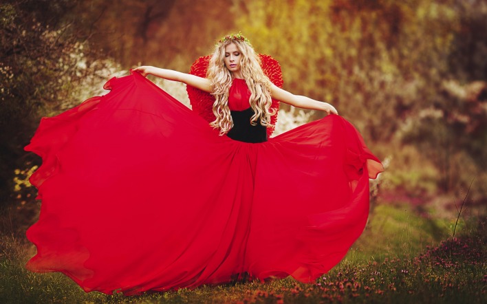 Девушка платье красное