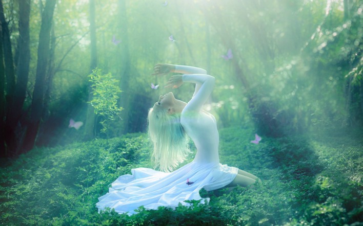 Девушка в лесу белое платье