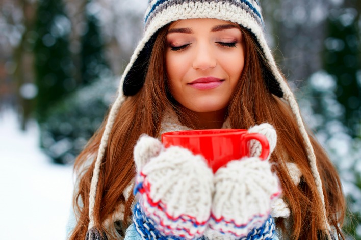 Девушка чашка кружка зима перчатки