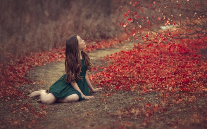 Девушка лежит осень