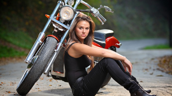 Девушка мотоцикл дорога