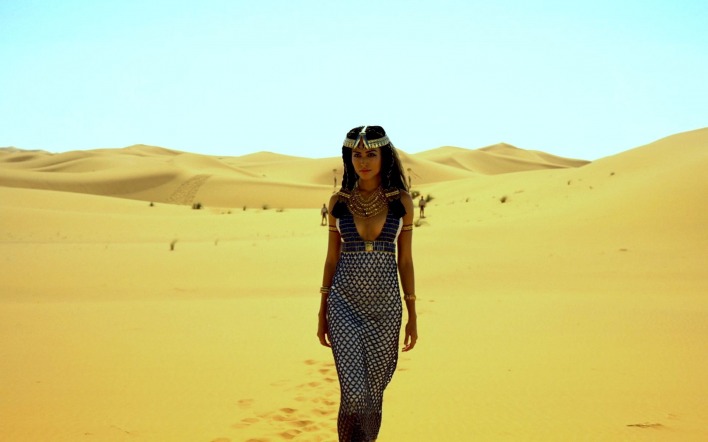 девушка пустыня египет