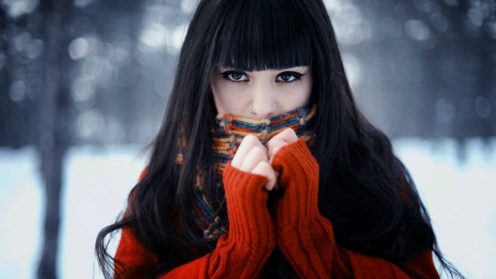 девушка брюнетка свитер зима