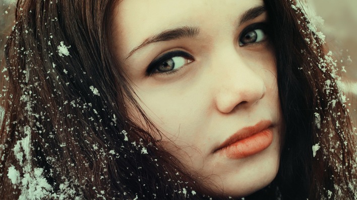 девушка брюнетка лицо снег волосы    snow hair