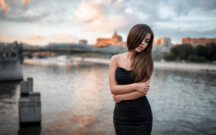 Девушка В Черном Платье Брюнетка Фото